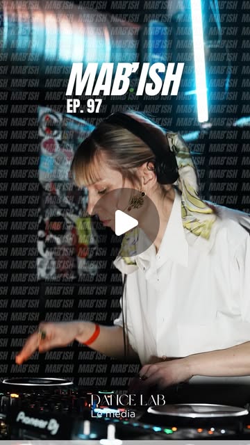 Dance Lab • Le média de la danse on Instagram: "Être DJ, ce n’est pas juste passer des sons.
C’est s’adapter !

C’est créer des espaces où tout le monde se sent légitime, où la musique ne sépare pas mais rassemble un public mixé et connecté.

Oui le ou la DJ a cette capacité à lire une salle et à créer du lien !

C’est même la base du club : la sociabilité.

➜ Retrouvez l’épisode 97 de @mabish_mabish en entier sur YouTube et toutes les plateformes d’écoute

👉🏽 Crédit vidéo ITW : @dmg.studio_cdg

[Cet épisode a été enregistré le 13 décembre 2025 à @la_villette ]"